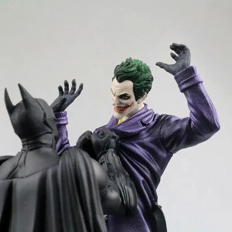 Estátua Colecionável Batman vs. Coringa