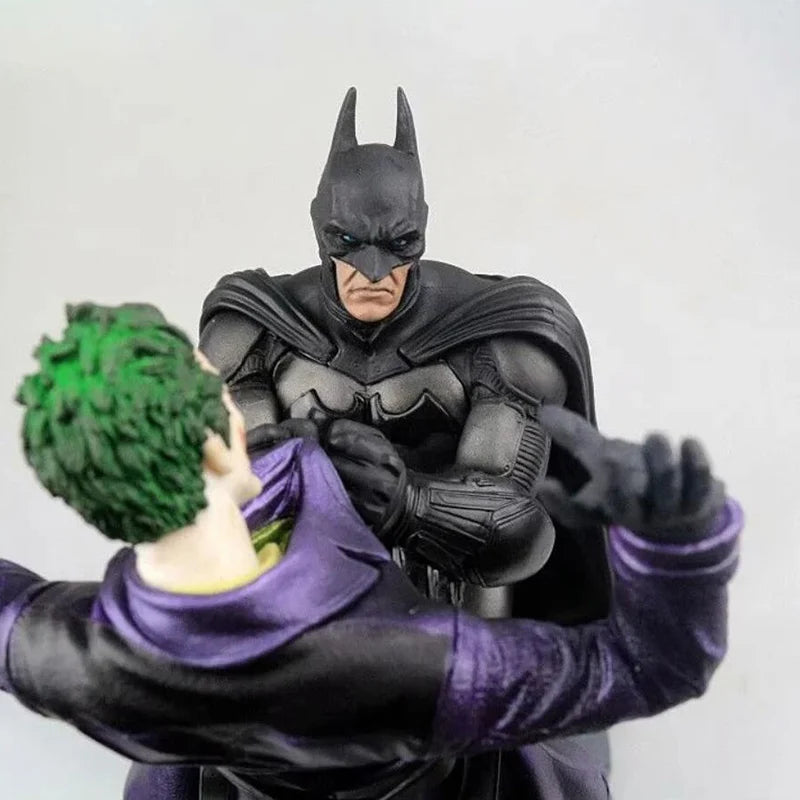 Estátua Colecionável Batman vs. Coringa