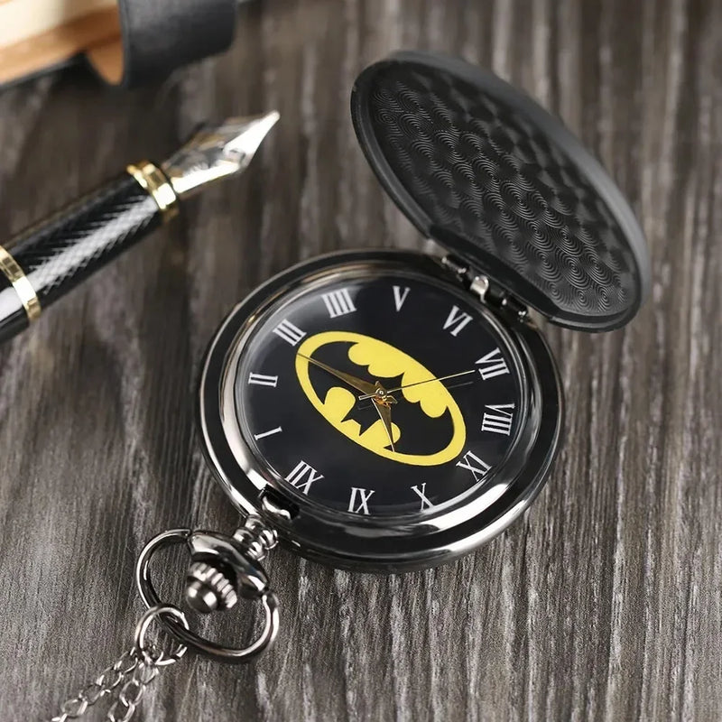 Relógio de Bolso Batman com Tampa Flip – Estilo Vintage e Elegância para Fãs de Super-Heróis!