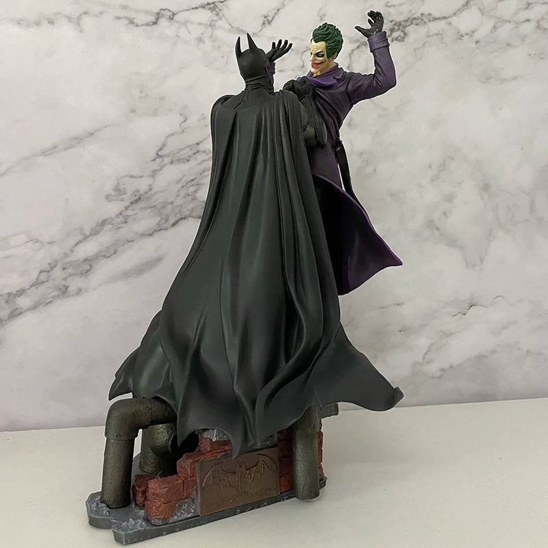 Estátua Colecionável Batman vs. Coringa